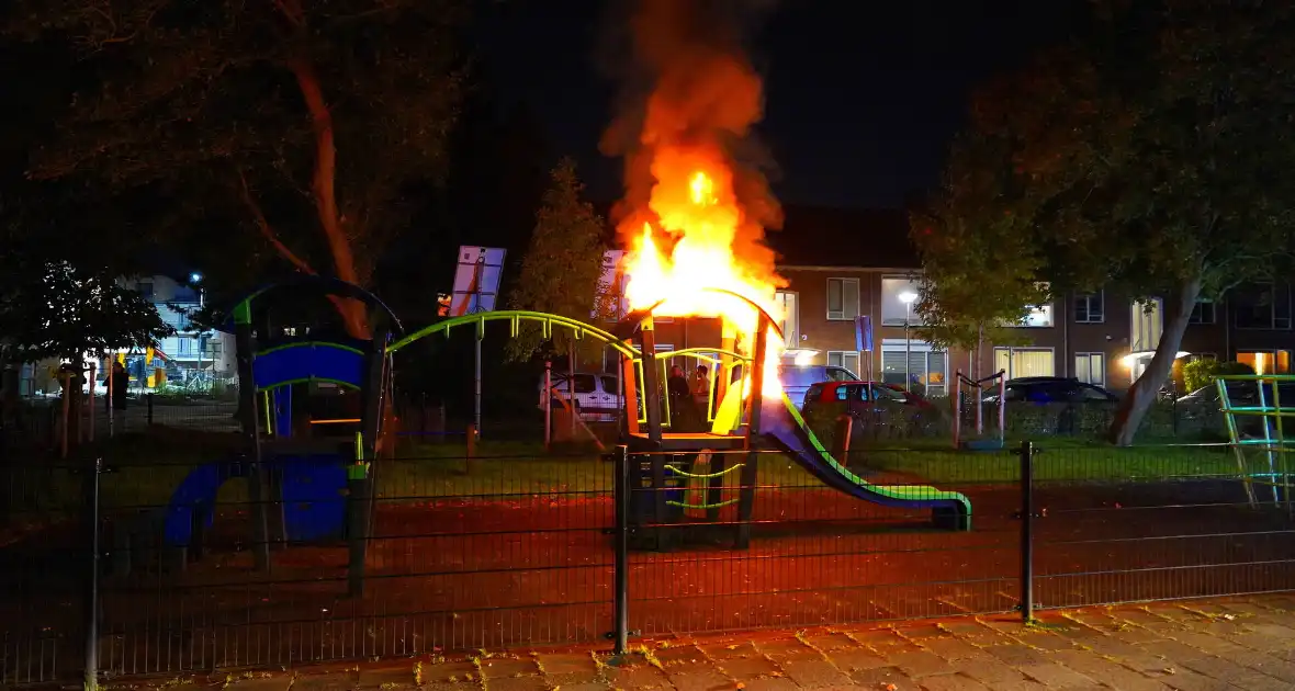 Brandstichting in speeltuin, glijbaan gaat in vlammen op - Foto 2