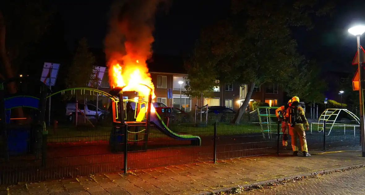 Brandstichting in speeltuin, glijbaan gaat in vlammen op - Foto 3