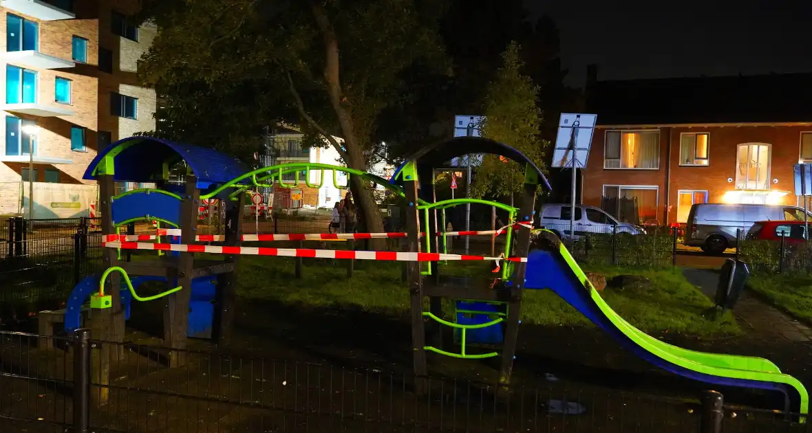 Brandstichting in speeltuin, glijbaan gaat in vlammen op - Foto 5