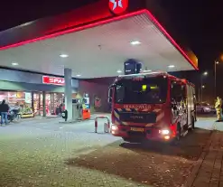 Tankstation ontruimd wegens vreemde lucht