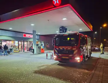 Tankstation ontruimd wegens vreemde lucht