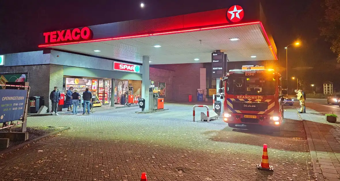 Tankstation ontruimd wegens vreemde lucht - Foto 2