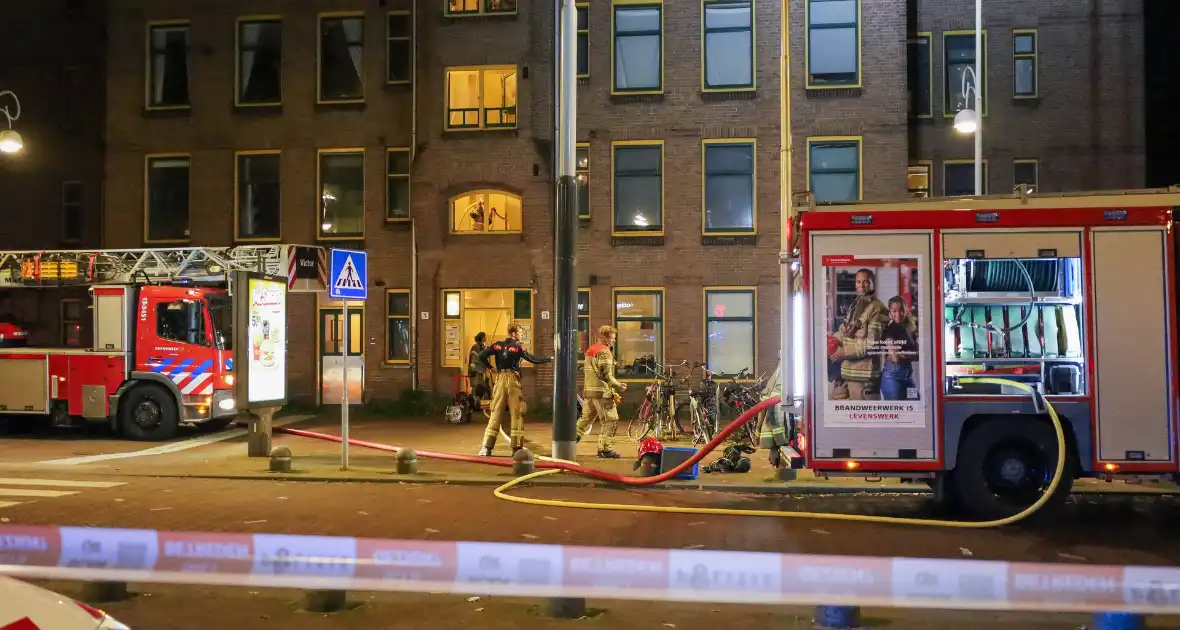 Rook- en waterschade in woning door brand in gordijn