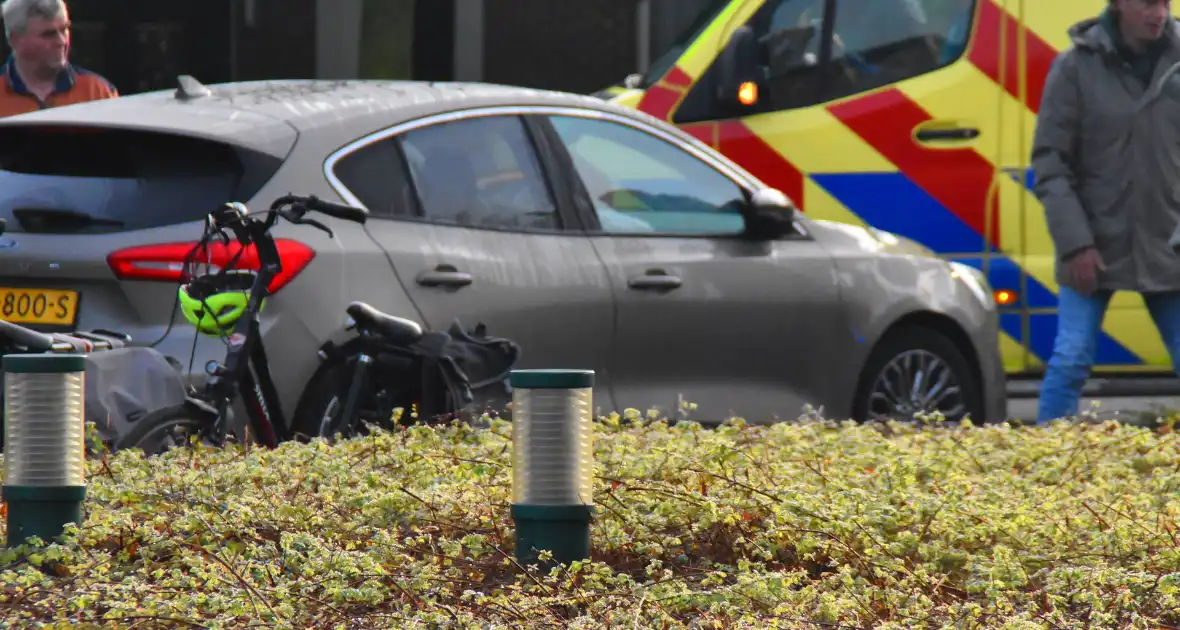 Fietser en auto betrokken bij ongeval - Foto 1