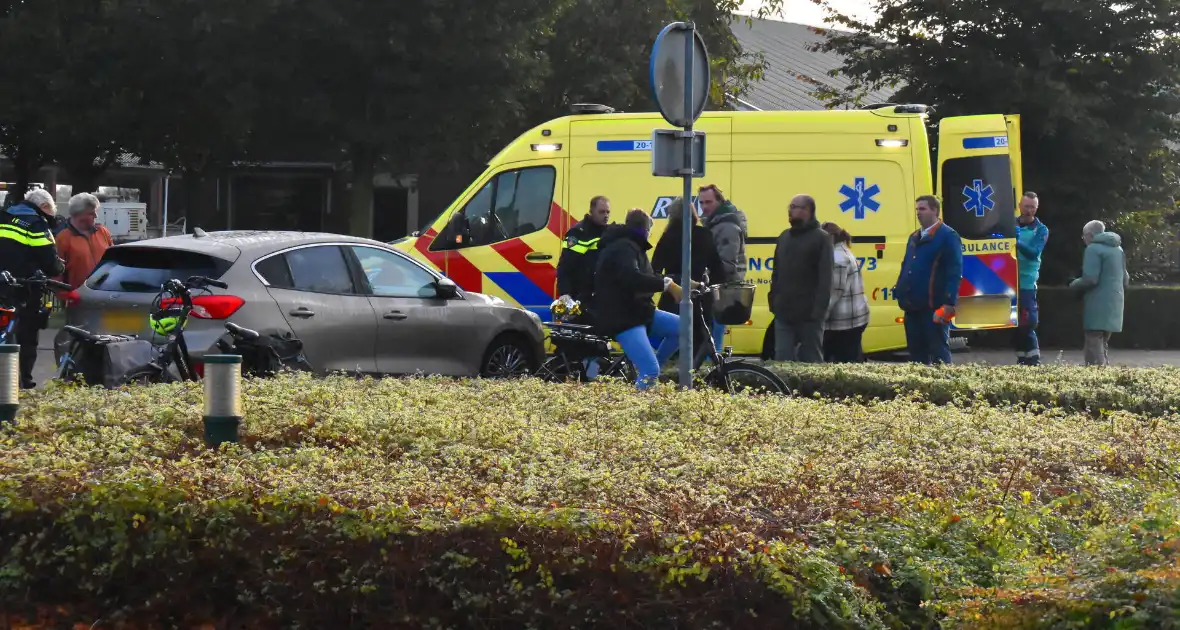 Fietser en auto betrokken bij ongeval - Foto 2