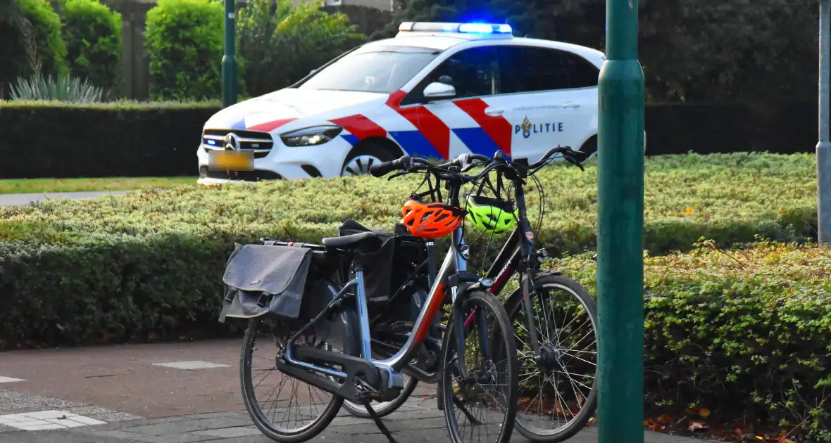 Fietser en auto betrokken bij ongeval - Foto 3