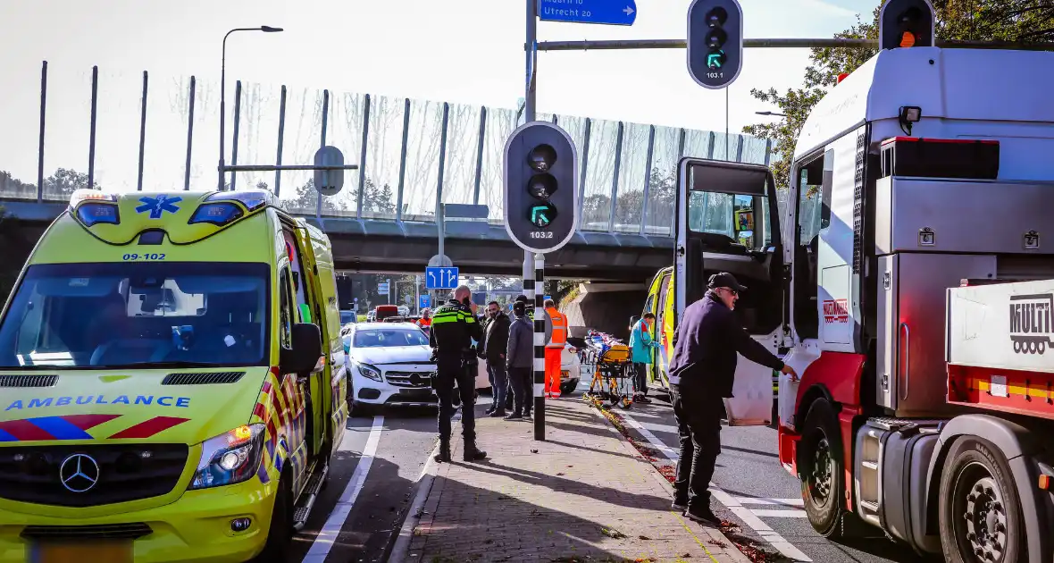 Twee autoâ€™s botsen op kruispunt - Foto 1