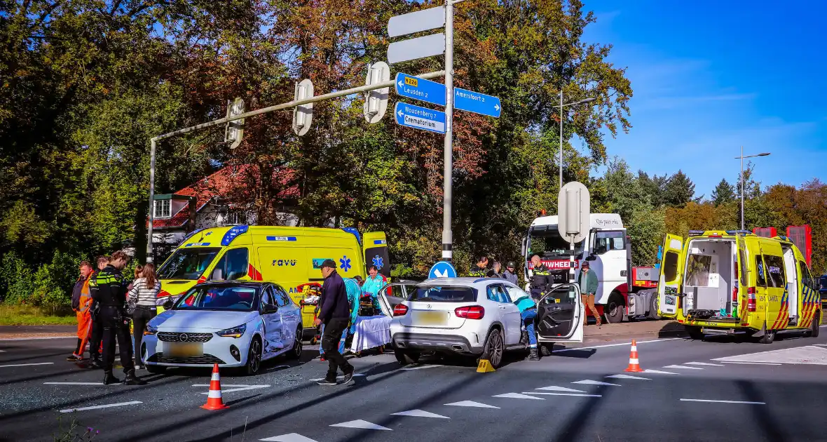 Twee autoâ€™s botsen op kruispunt - Foto 2