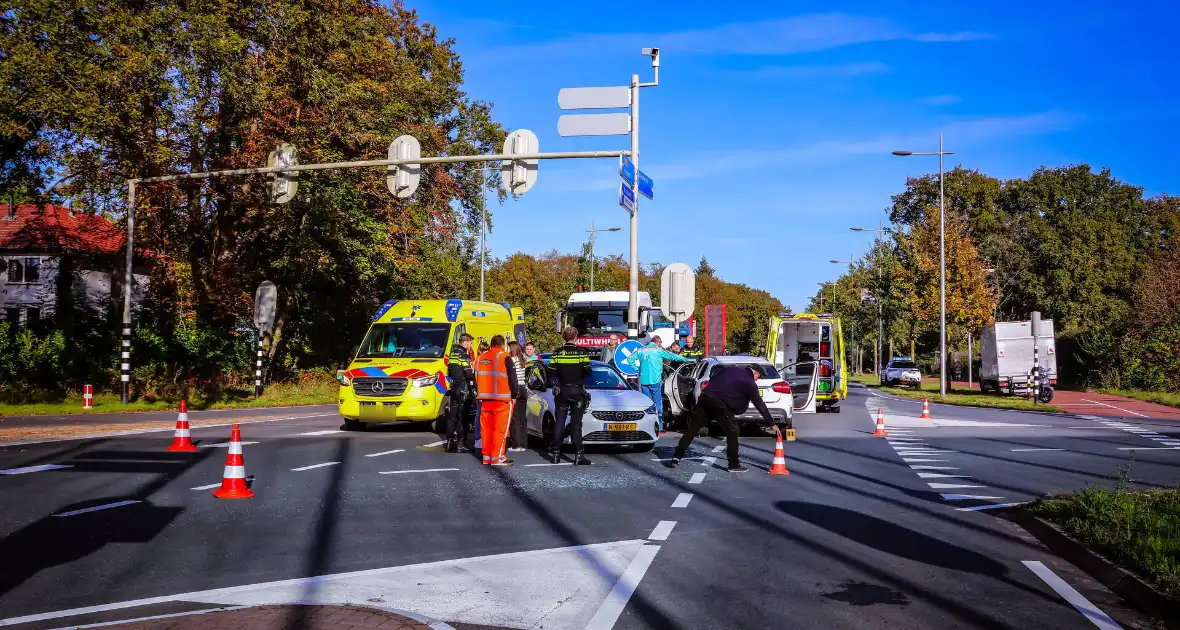 Twee autoâ€™s botsen op kruispunt - Foto 3