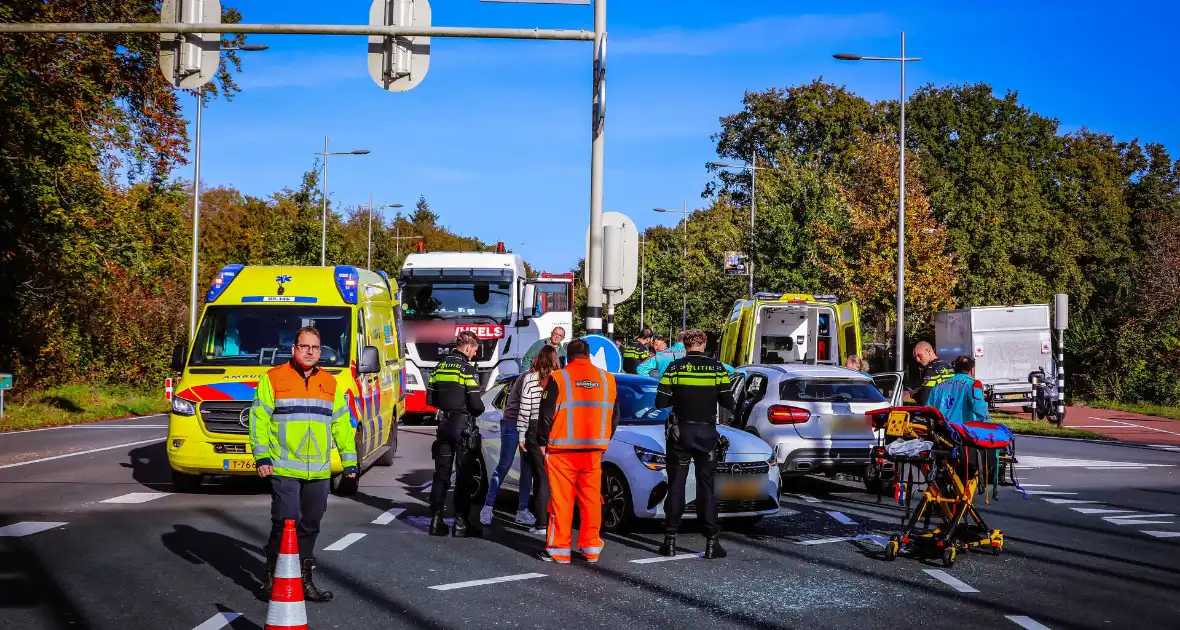 Twee autoâ€™s botsen op kruispunt - Foto 4