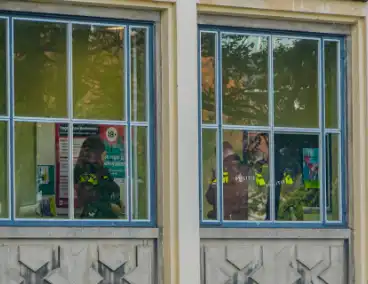 Politie met kogelwerende vesten in middelbare school