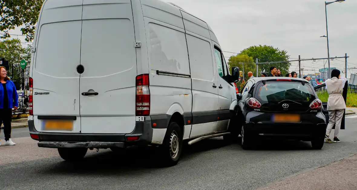 Man naar ziekenhuis na verkeersongeval - Foto 1