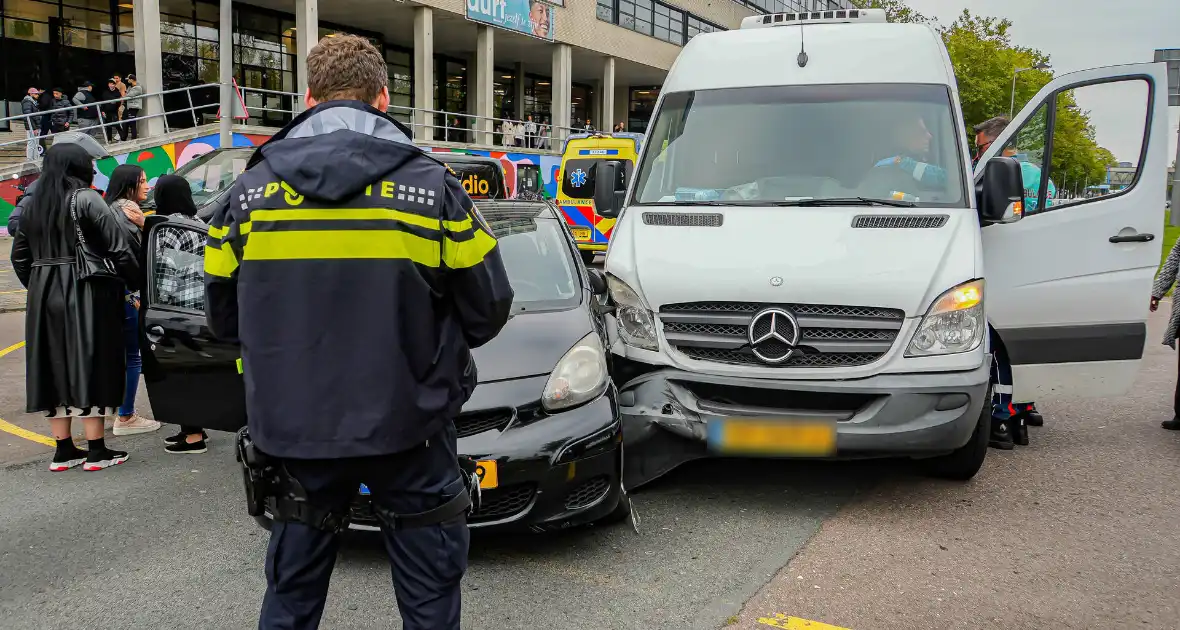 Man naar ziekenhuis na verkeersongeval - Foto 2