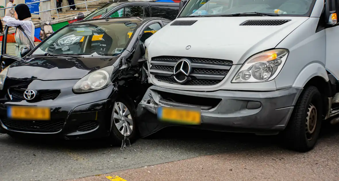 Man naar ziekenhuis na verkeersongeval - Foto 3