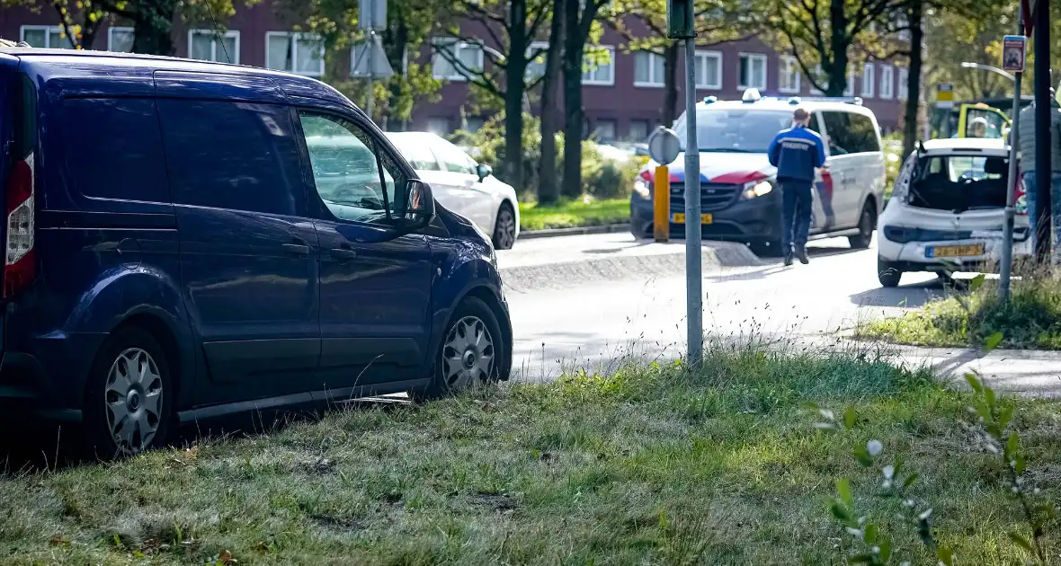 Drie auto's beschadigd bij kop-staartbotsing in Assen