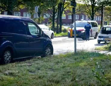 Drie auto's beschadigd bij kop-staartbotsing in Assen