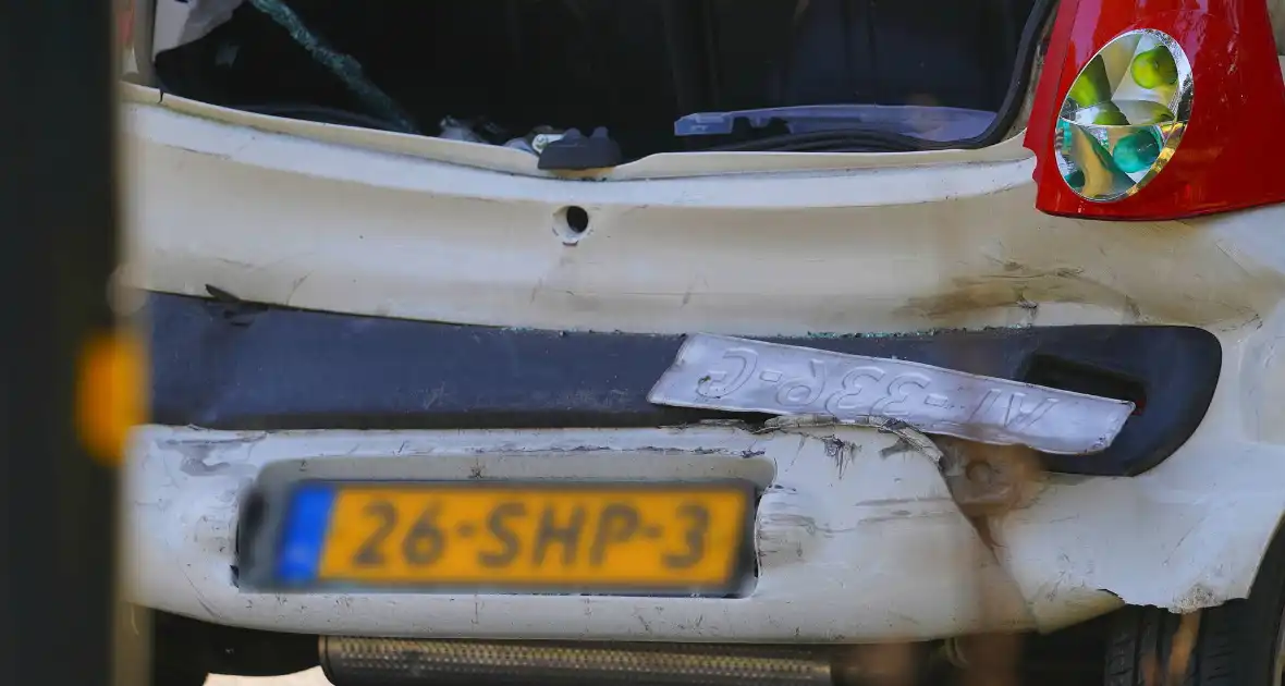 Drie auto's beschadigd bij kop-staartbotsing in Assen - Foto 4