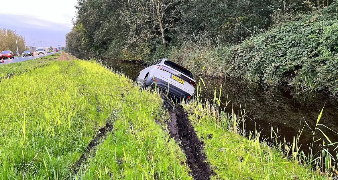 Gewonde nadat auto uit bocht vliegt en in sloot belandt