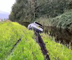 Gewonde nadat auto uit bocht vliegt en in sloot belandt