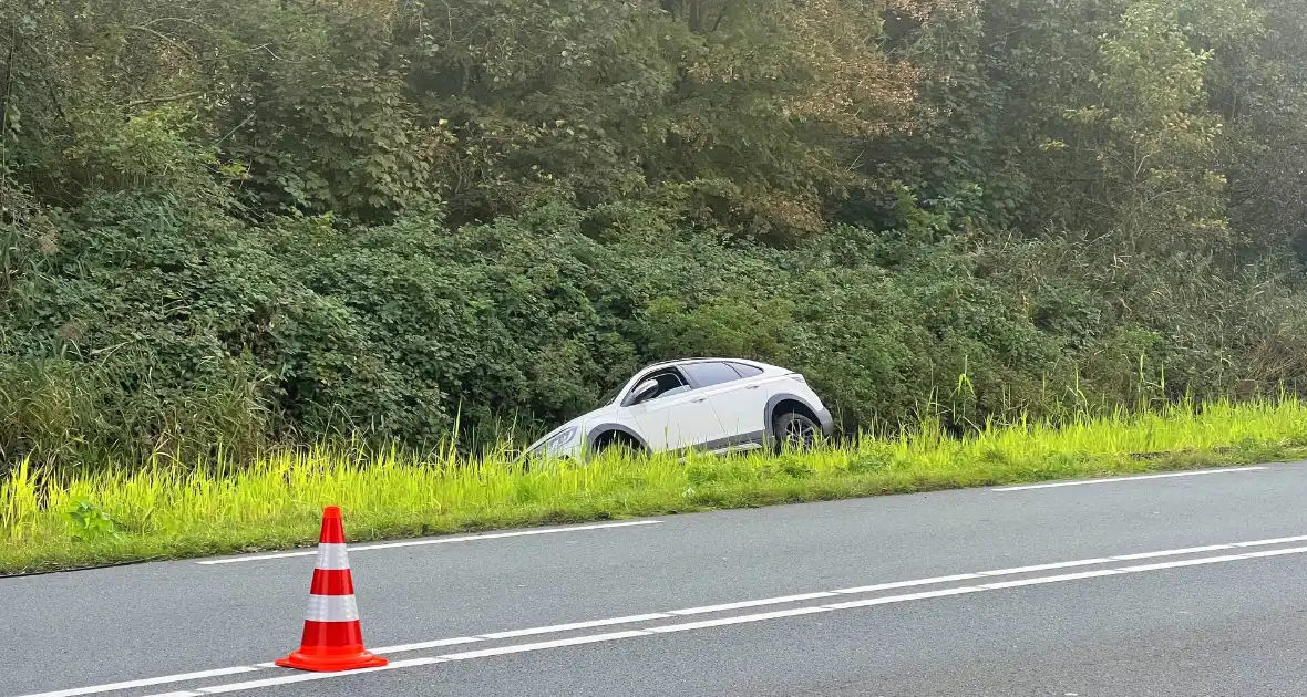 Gewonde nadat auto uit bocht vliegt en in sloot belandt - Foto 1