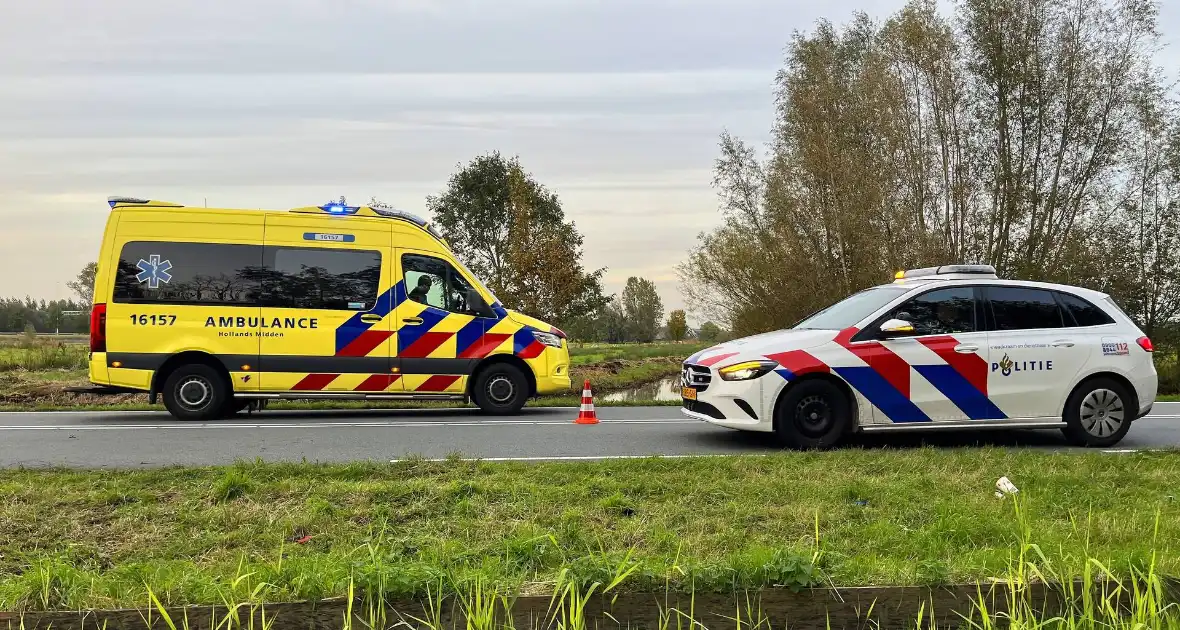 Gewonde nadat auto uit bocht vliegt en in sloot belandt - Foto 10