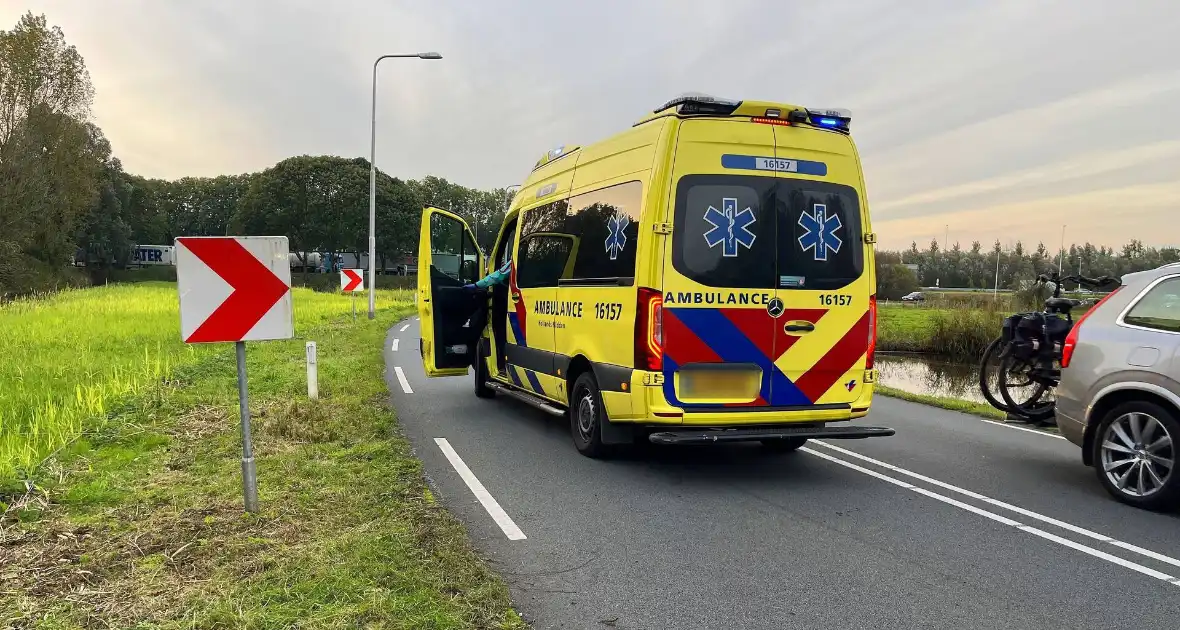 Gewonde nadat auto uit bocht vliegt en in sloot belandt - Foto 11