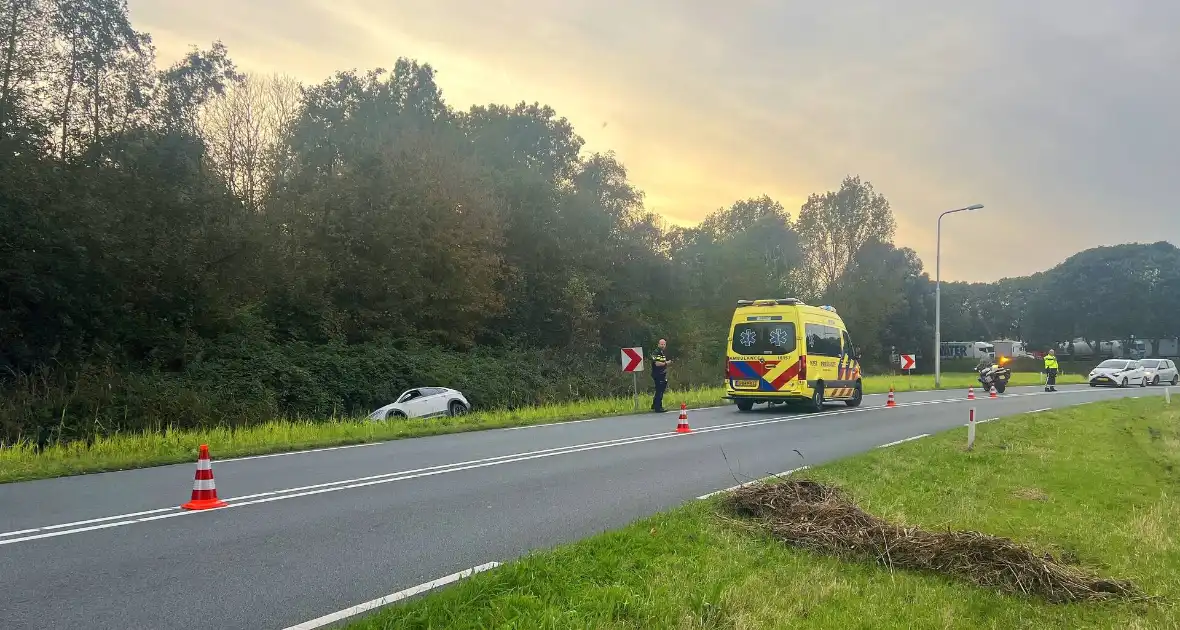 Gewonde nadat auto uit bocht vliegt en in sloot belandt - Foto 2