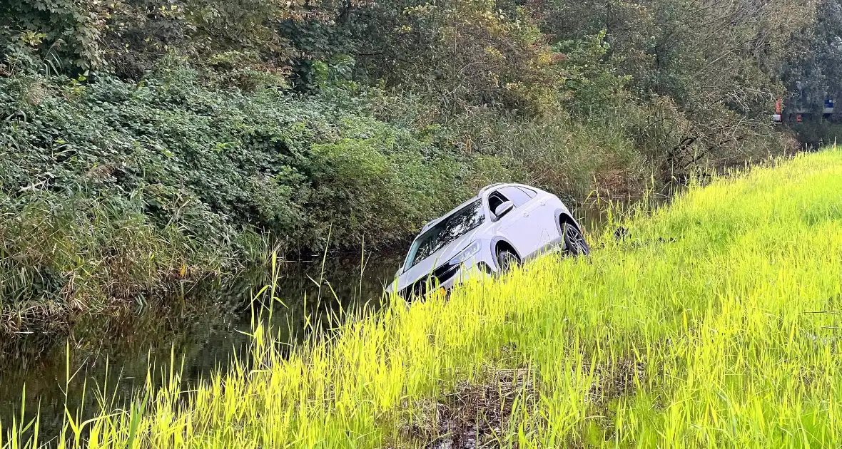 Gewonde nadat auto uit bocht vliegt en in sloot belandt - Foto 3