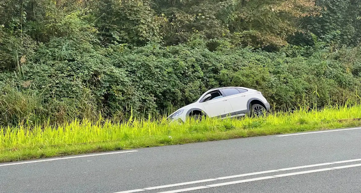 Gewonde nadat auto uit bocht vliegt en in sloot belandt - Foto 4