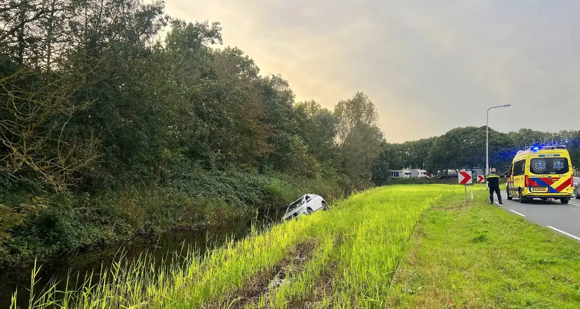 Gewonde nadat auto uit bocht vliegt en in sloot belandt - Foto 5