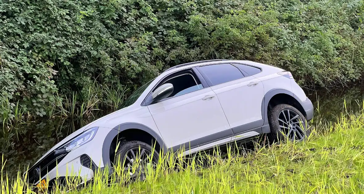 Gewonde nadat auto uit bocht vliegt en in sloot belandt - Foto 6