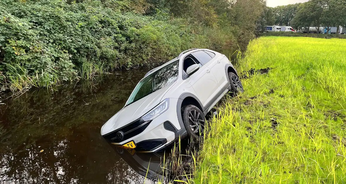 Gewonde nadat auto uit bocht vliegt en in sloot belandt - Foto 8