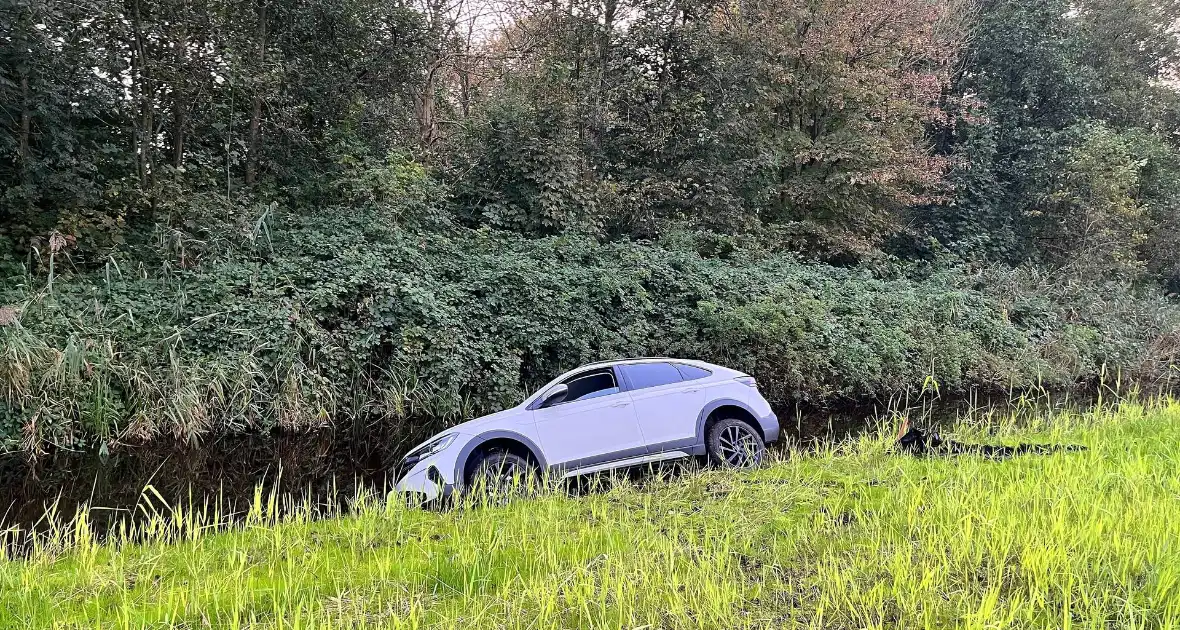 Gewonde nadat auto uit bocht vliegt en in sloot belandt - Foto 9