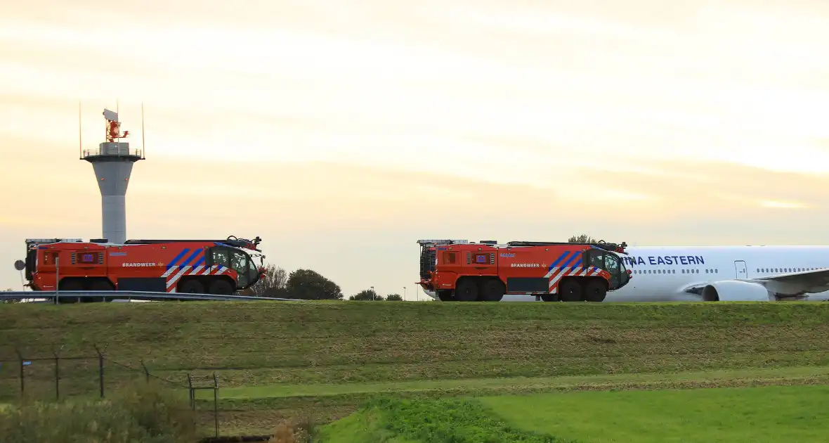 Hulpdiensten massaal ingezet voor noodsituatie op vliegveld - Foto 3