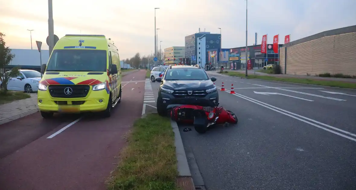 Brommerrijder geschept door afslaande automobilist