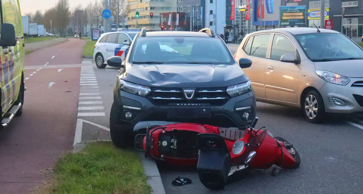 Brommerrijder geschept door afslaande automobilist - Foto 1