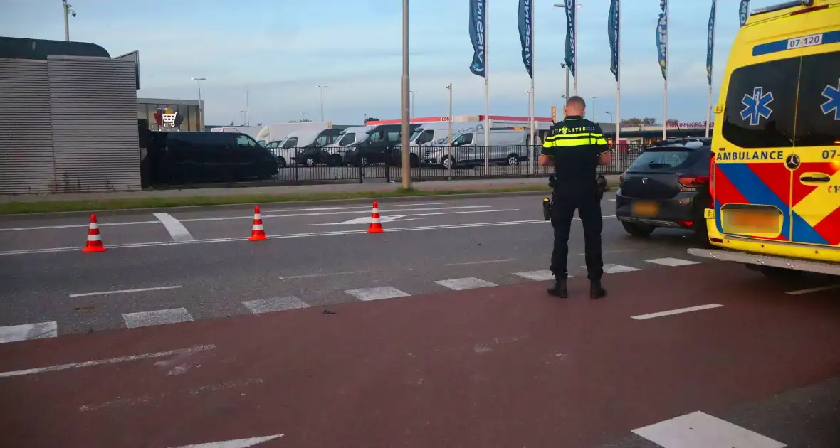 Brommerrijder geschept door afslaande automobilist - Foto 3