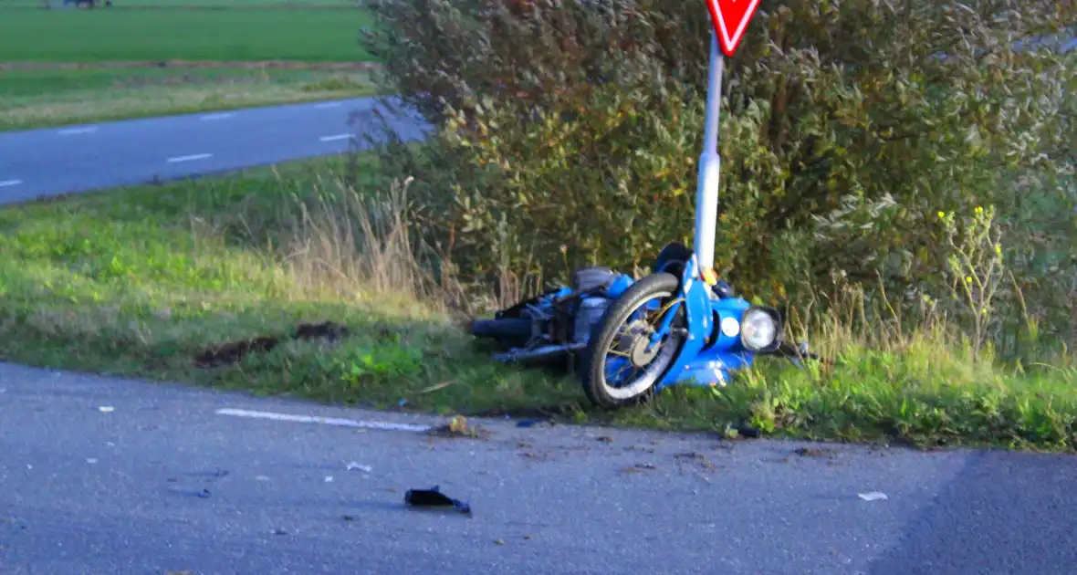 Veel schade bij aanrijding met brommer - Foto 3