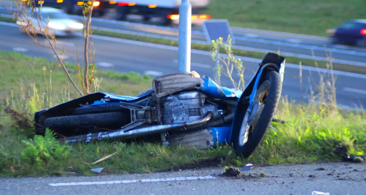 Veel schade bij aanrijding met brommer - Foto 4