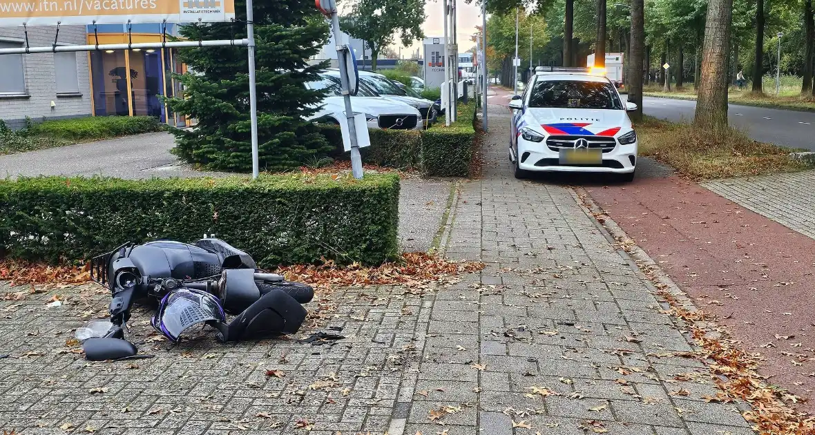 Scooter loopt flinke schade op bij ongeval - Foto 1