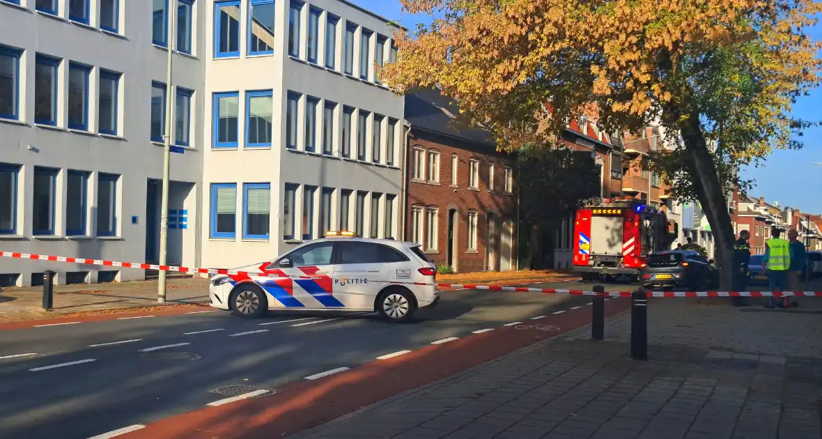 Brandweer doet onderzoek naar gaslucht, straat afgezet