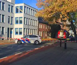 Brandweer doet onderzoek naar gaslucht, straat afgezet