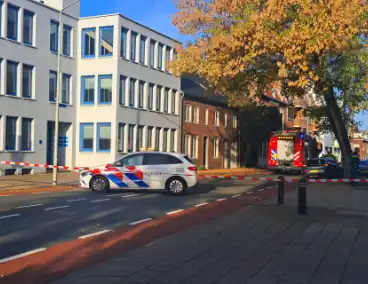 Brandweer doet onderzoek naar gaslucht, straat afgezet