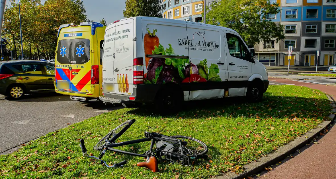 Fietser en bestelbus botsen op rotonde