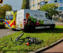 Fietser en bestelbus botsen op rotonde