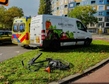 Fietser en bestelbus botsen op rotonde