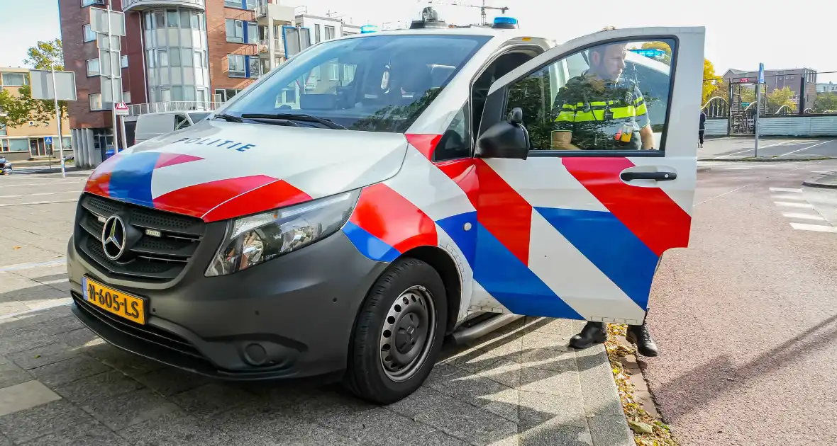 Fietser en bestelbus botsen op rotonde - Foto 1