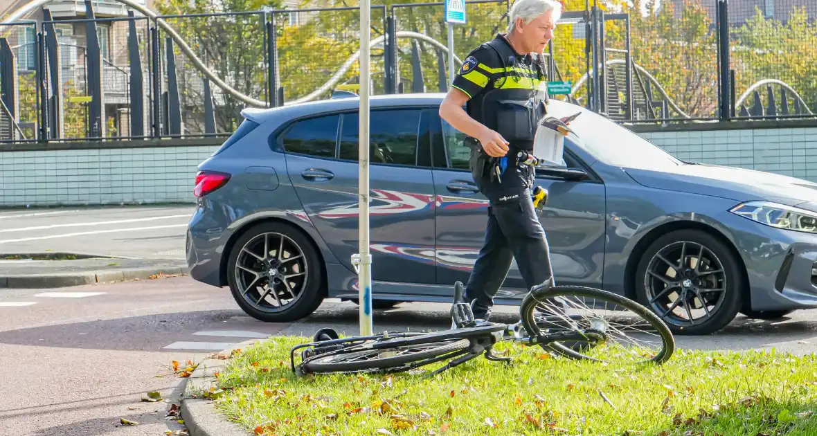 Fietser en bestelbus botsen op rotonde - Foto 2