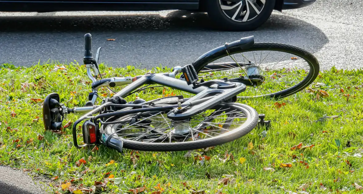 Fietser en bestelbus botsen op rotonde - Foto 3