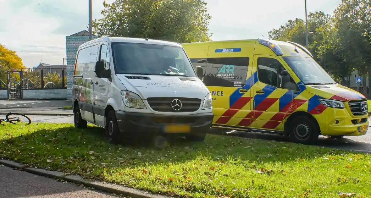 Fietser en bestelbus botsen op rotonde - Foto 4